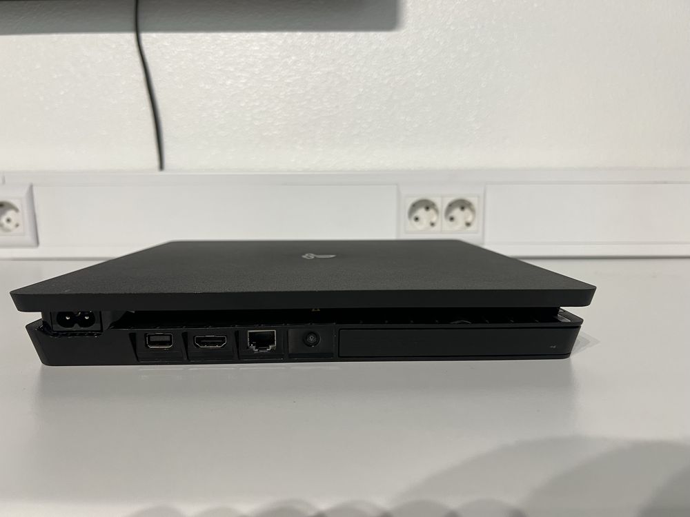 PS4 Slim 1TB em perfeittas condições