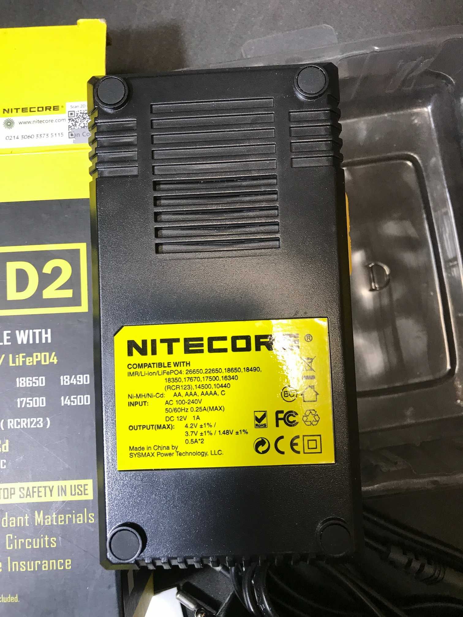 Продам универсальное зарядное устройство Nitecore Digicharger D2