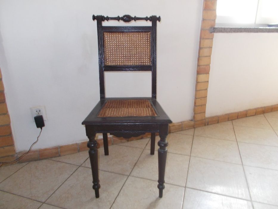 Stare krzesło dębowe