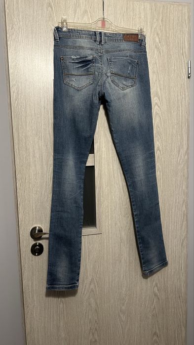 Spodnie jeansowe dziury Bershka / rozm. 36 / S