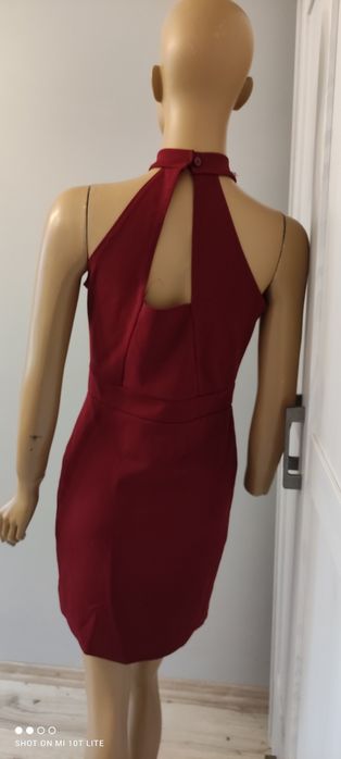 Bordowa sukienka z paseczkami przy dekolcie i częściowo odkryte plecy