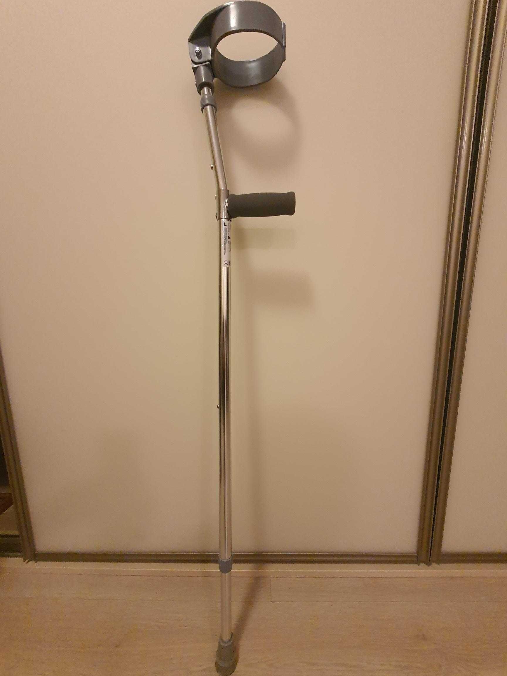Kula ortopedyczna łokciowa z uchylną obejmą regulowana dwustopniowo.