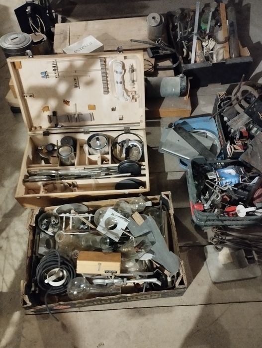 Wyposażenie laboratorium szkolnego z lat 80