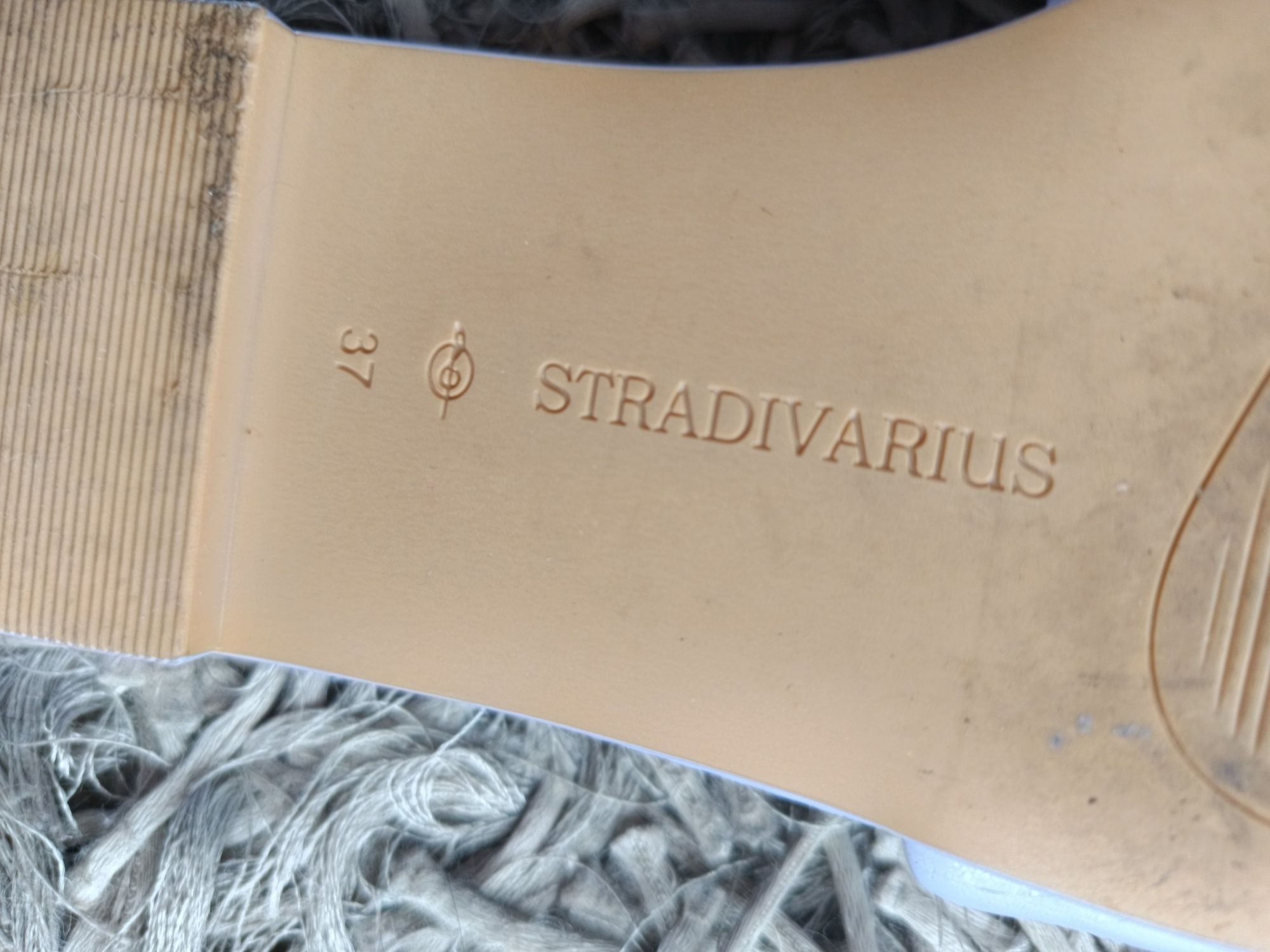 Sandálias rasas Stradivarius