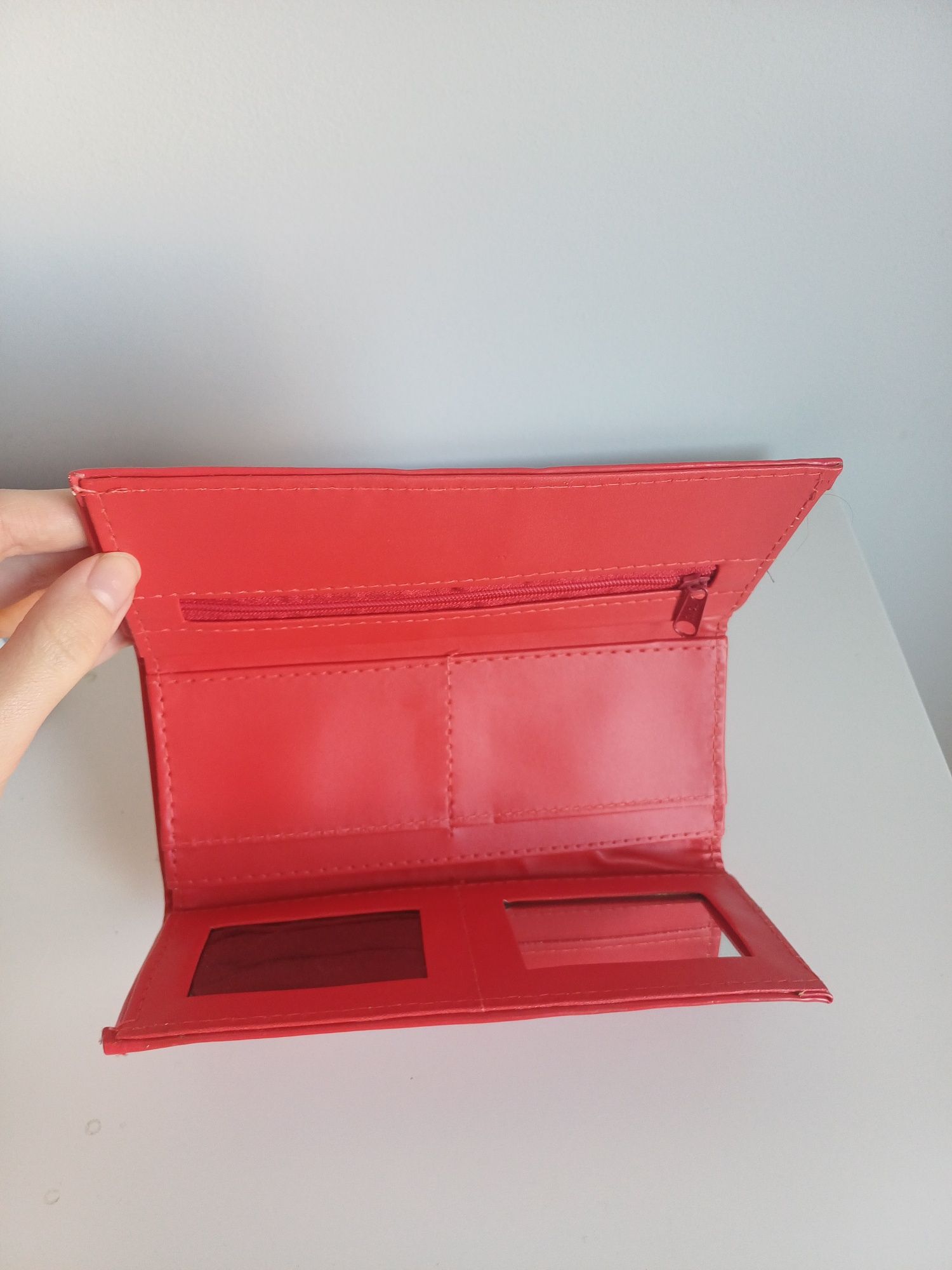 Czerwony skórzany portfel na dokumenty