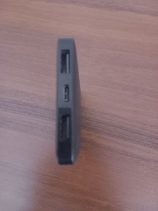 Повербанк маленький но заряжает неплохо от фирмы Borofone