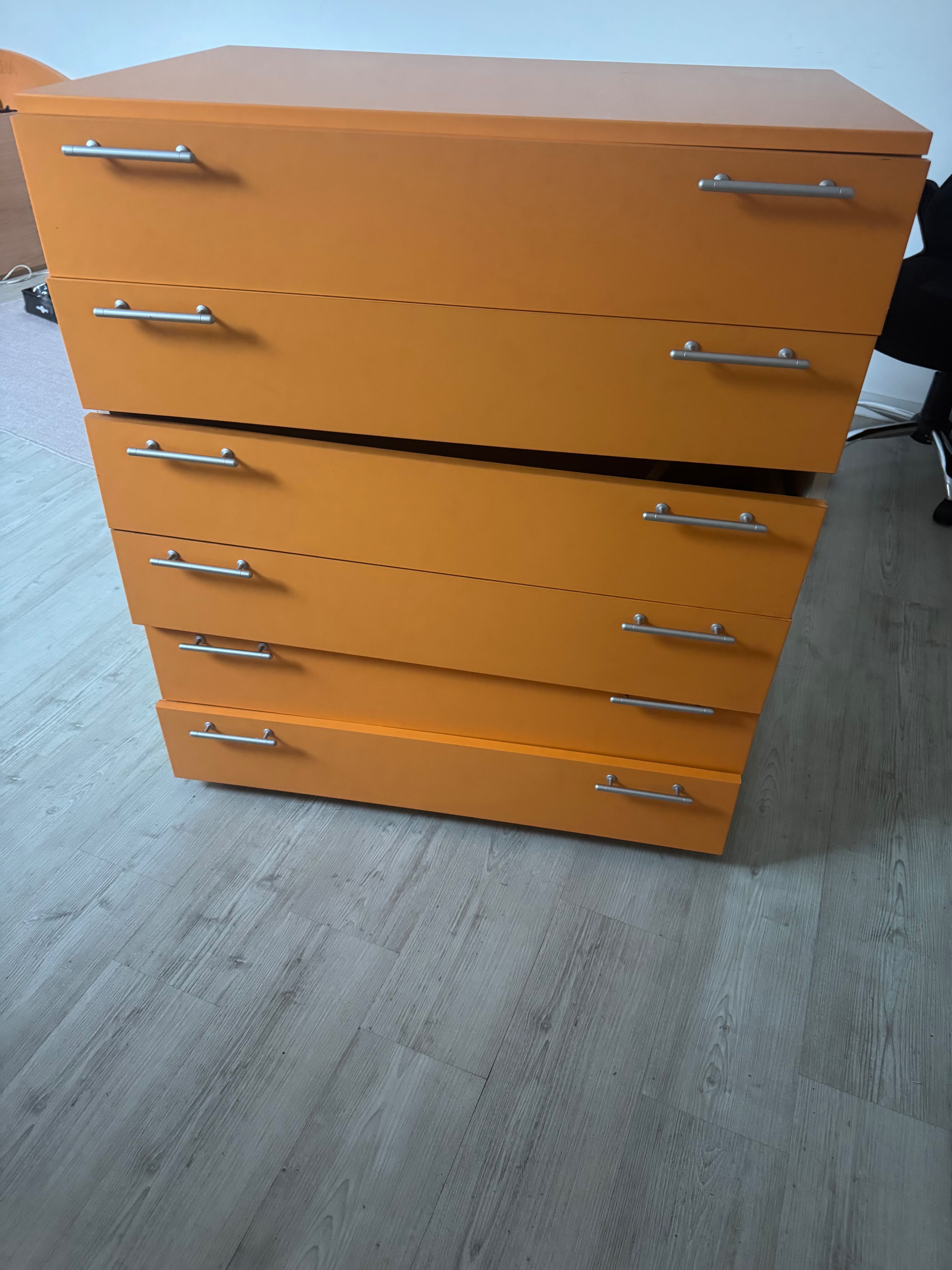 Vende-se está cómoda n compra d mesma leva um guarda-roupa de 3 portas