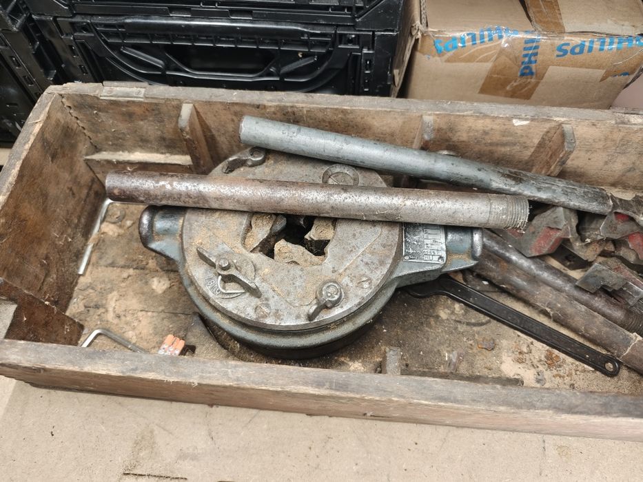 Zestaw do gwintowania rur: głowica, matryce, uchwyty, pudełko