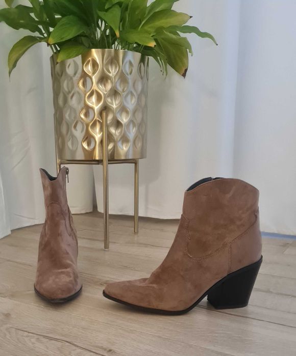 Bezowe kowbojki 40 zamsz