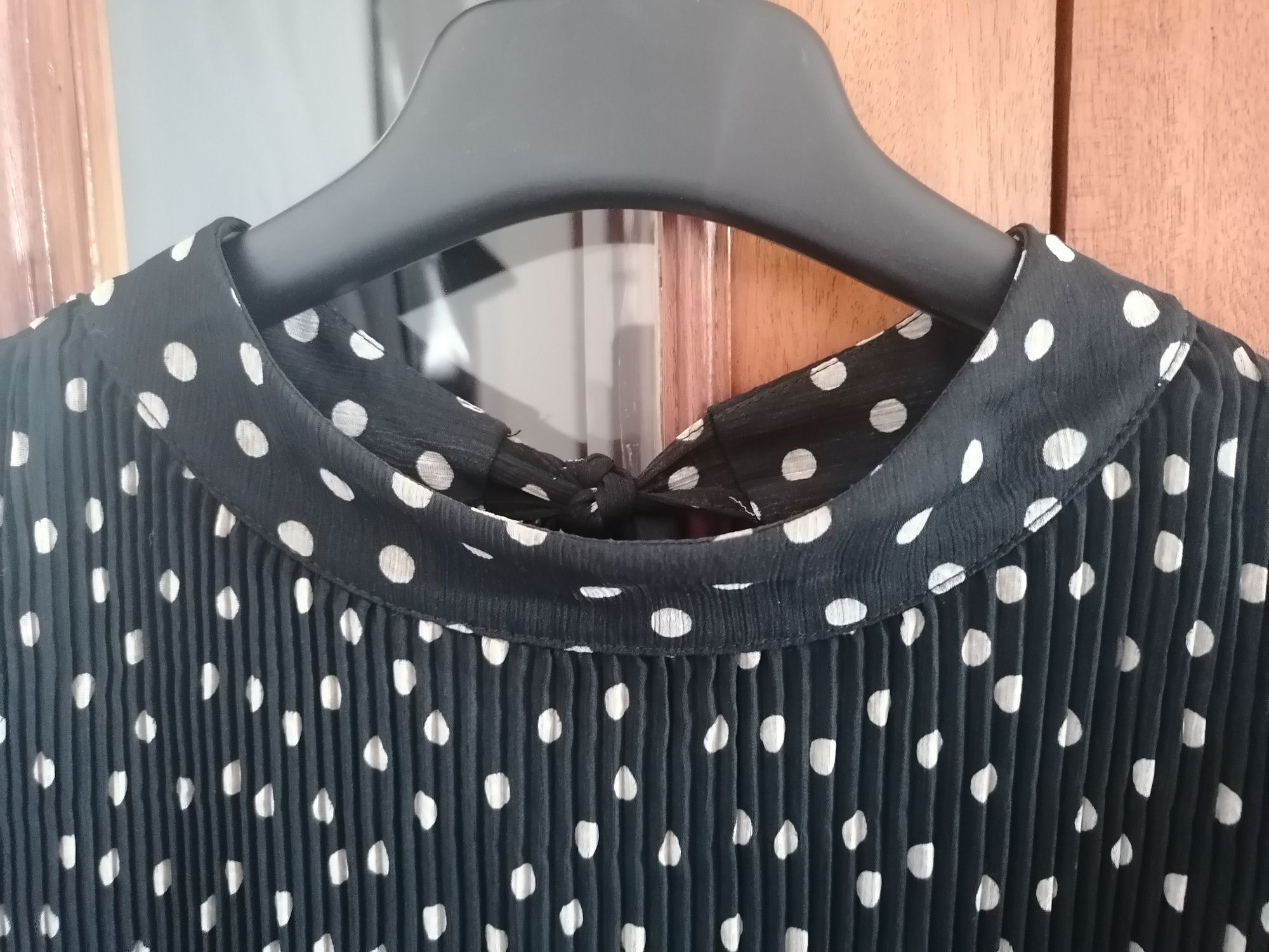 Vendo vestido preto com bolinhas bejes muito elegante, tam. M