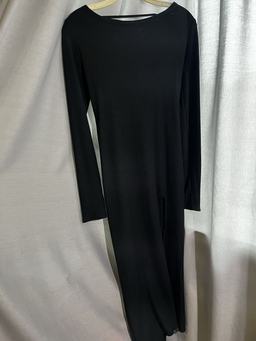 Сукня чорно з відкритою ніжкою