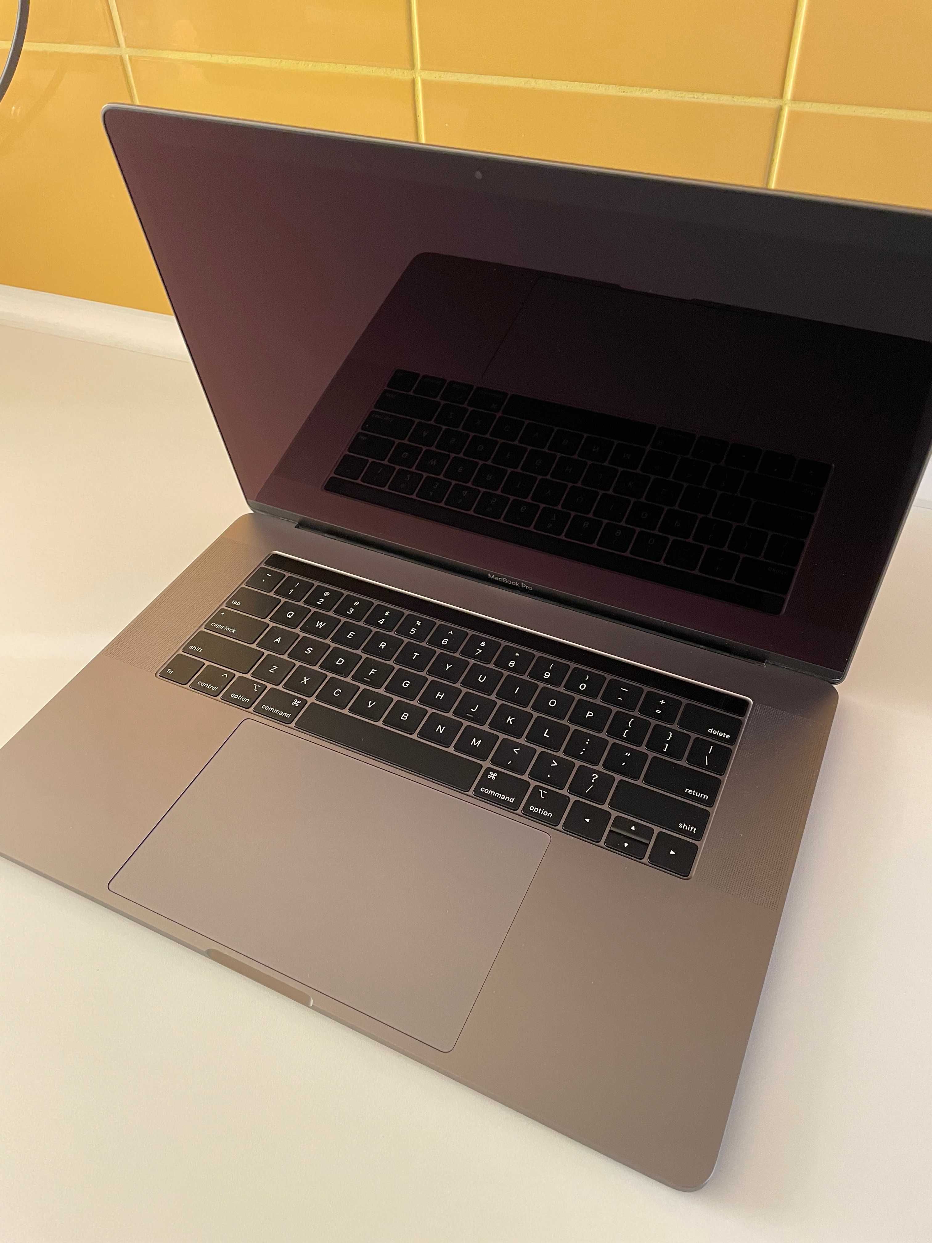 MacBook Pro (15-calowy, 2018)