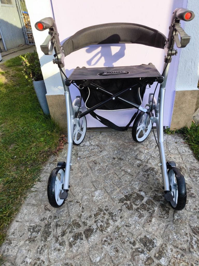 Nowy chodzik balkonik rollator ,lekki ,składany z oparciem i  torbą.