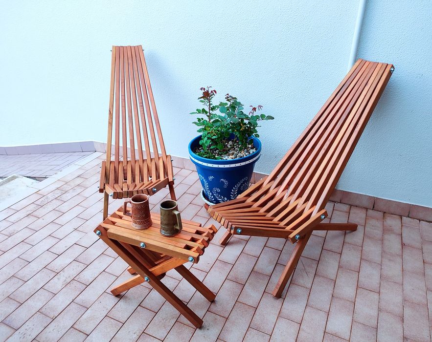 2 espreguiçadeiras e 1 mesa de apoio dobráveis