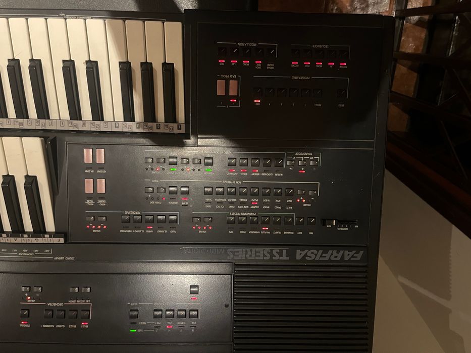 Órgão digital Farfisa c/ banco
