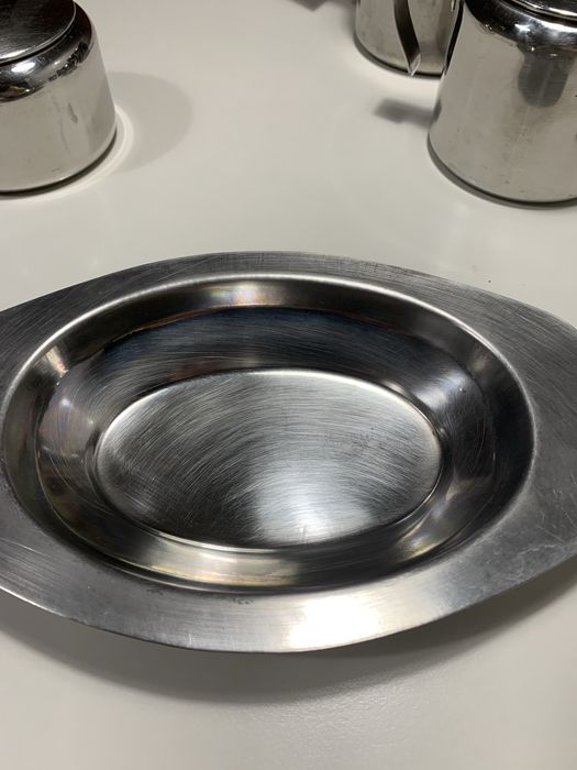 Cafeteiras, acucareiro e taca e aperitivos em inox