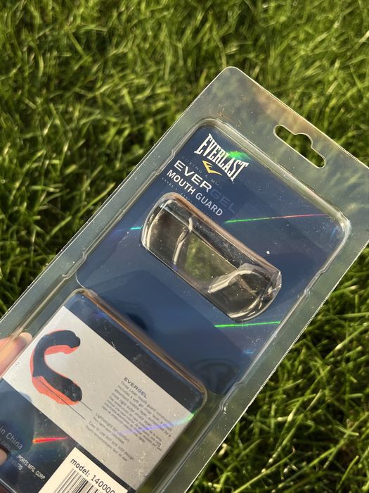 Капа боксерская EVERLAST/перчатки боксерские