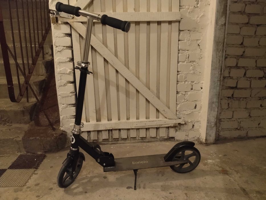 Hulajnoga czarna Lionelo Luca