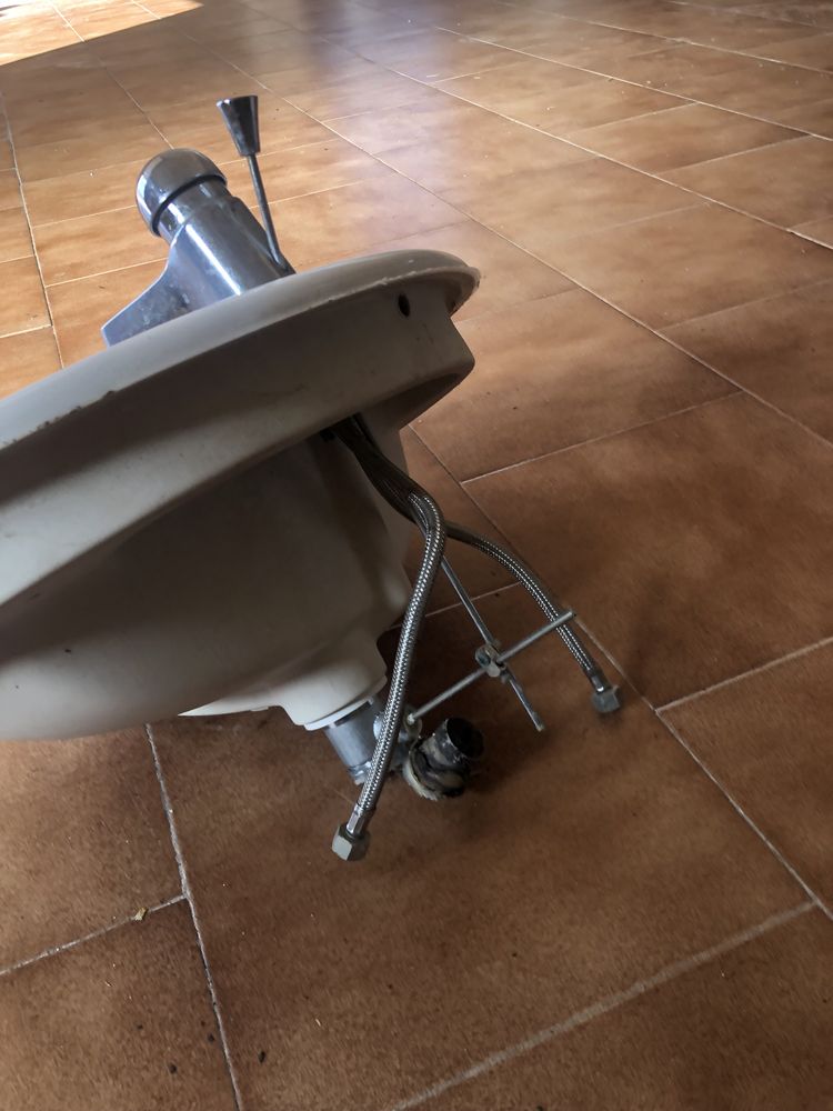 2 lavatorios com torneia