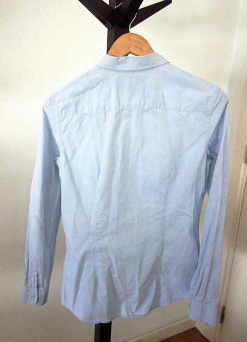 Conjunto de 2 camisas, branca e azul clara, da Sacoor