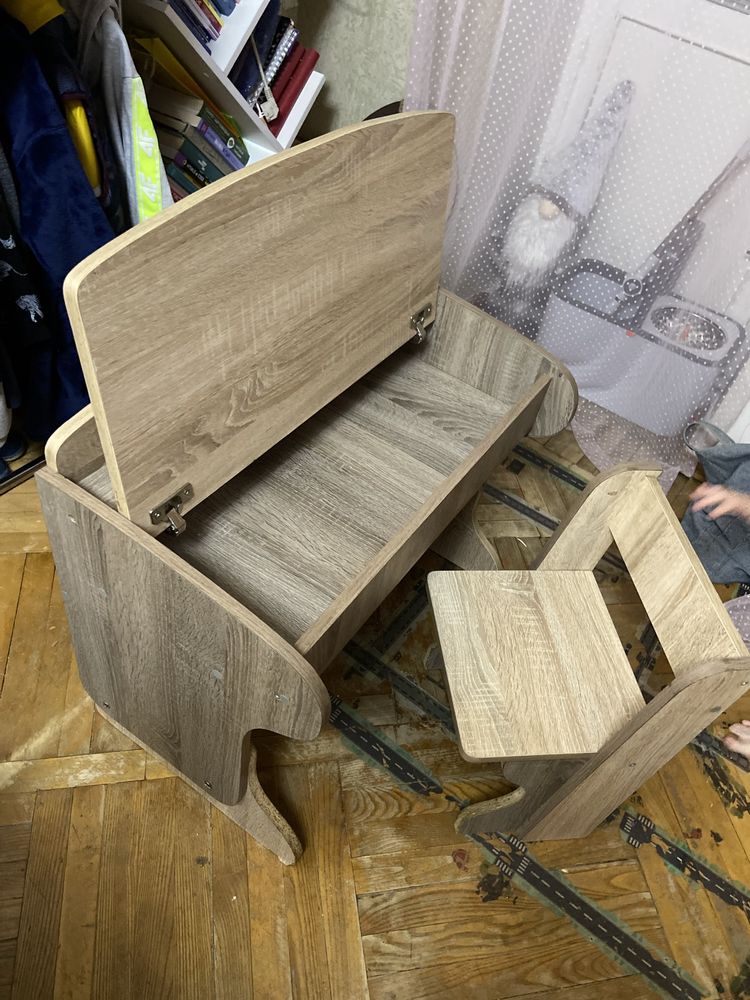 Продам детский деревянный стол и стул