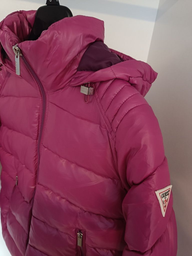 Damska kurtka puchowa w kolorze różu GUESS XS,S,M,L