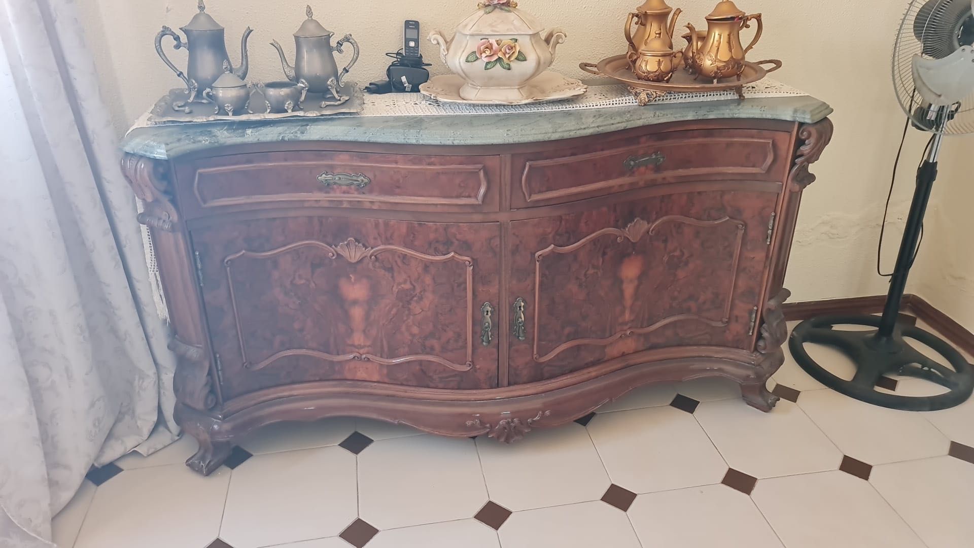 Conjunto de Sala de Jantar Clássica em Pau Santo