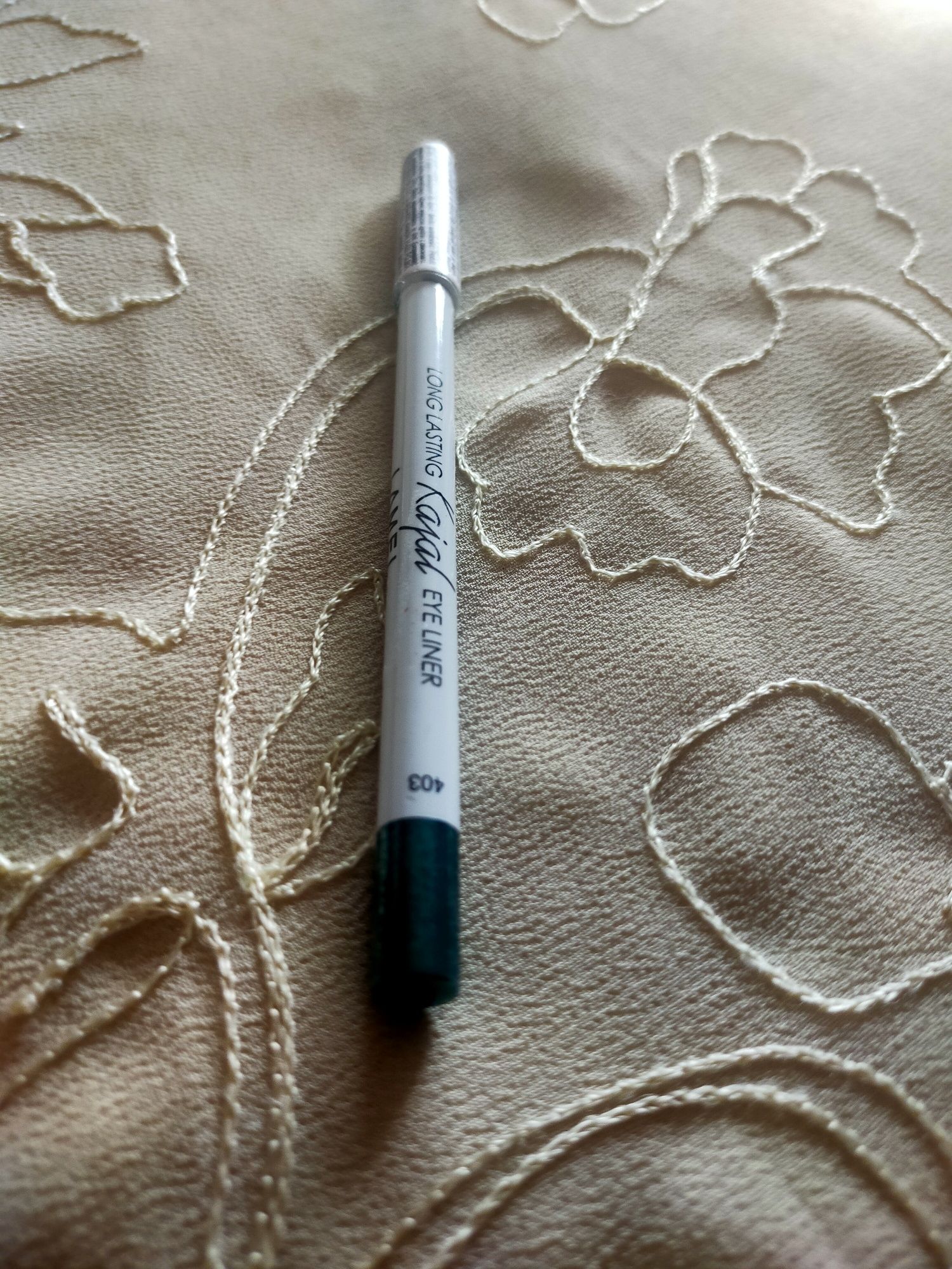 Dwie zielone kredki do oczu Lamel long lasting kajal i Essence.