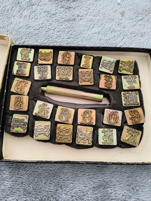 Stemple  litery  ozdobne