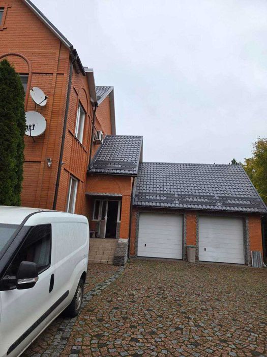 Продам двоповерховий будинок 260 кв м