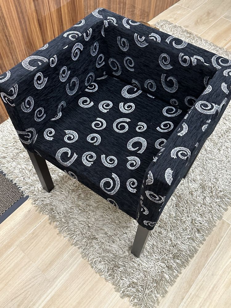 Cadeira preta de tecido