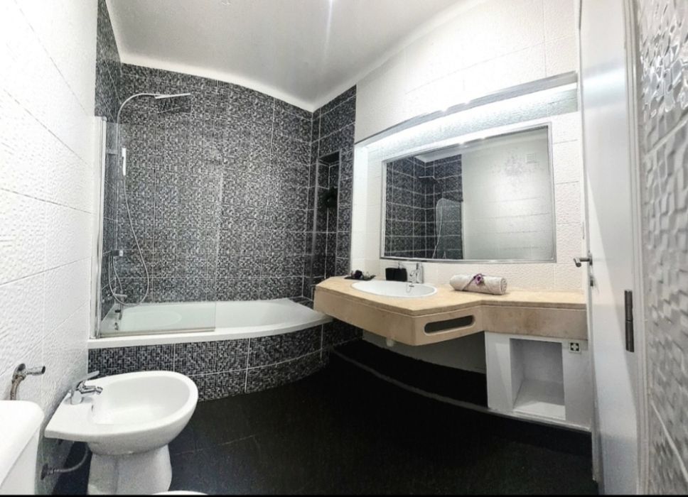 T1 em Condomínio com Piscinas e Jacuzzi – Arrendamento Temporário (