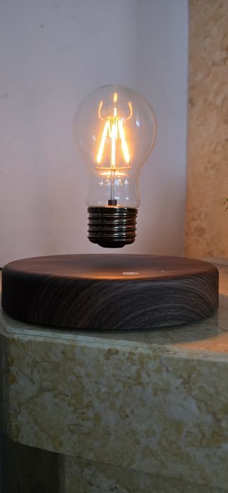 Lampka lewitująca żarówka oświetlenie leed lampa drewniana podstawa