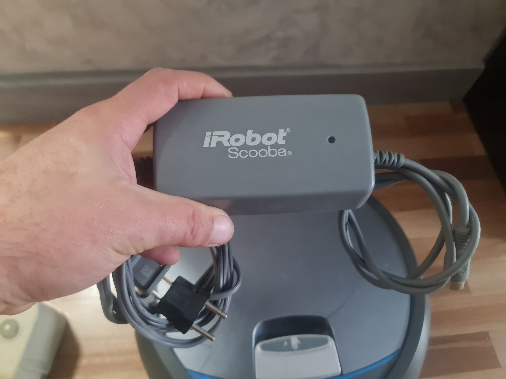 Легендарный моющий пылесос iRobot Scooba 390