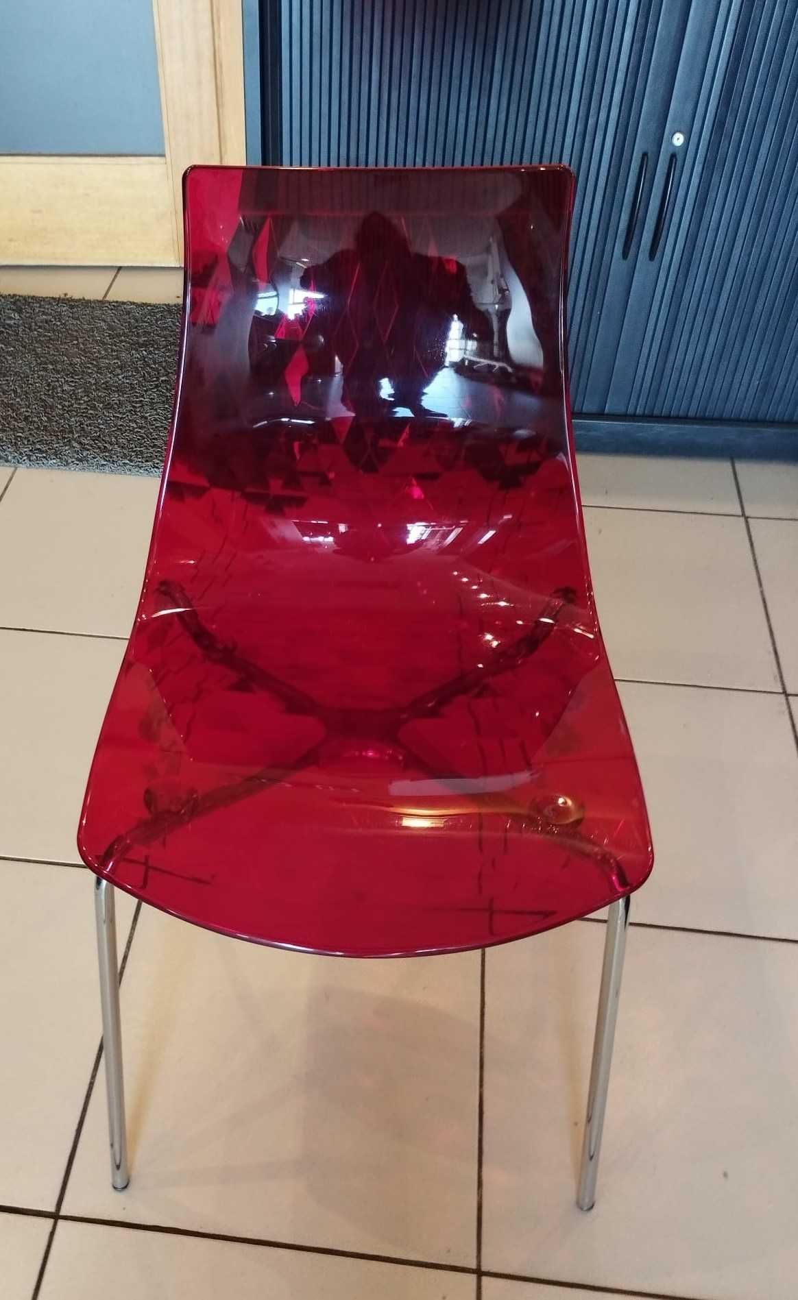 Cadeiras de acrílico vermelhas com pernas cromadas