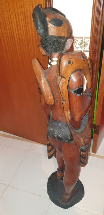 Casal de estatuas africanos em madeira pesada com 1.10 de altura cada