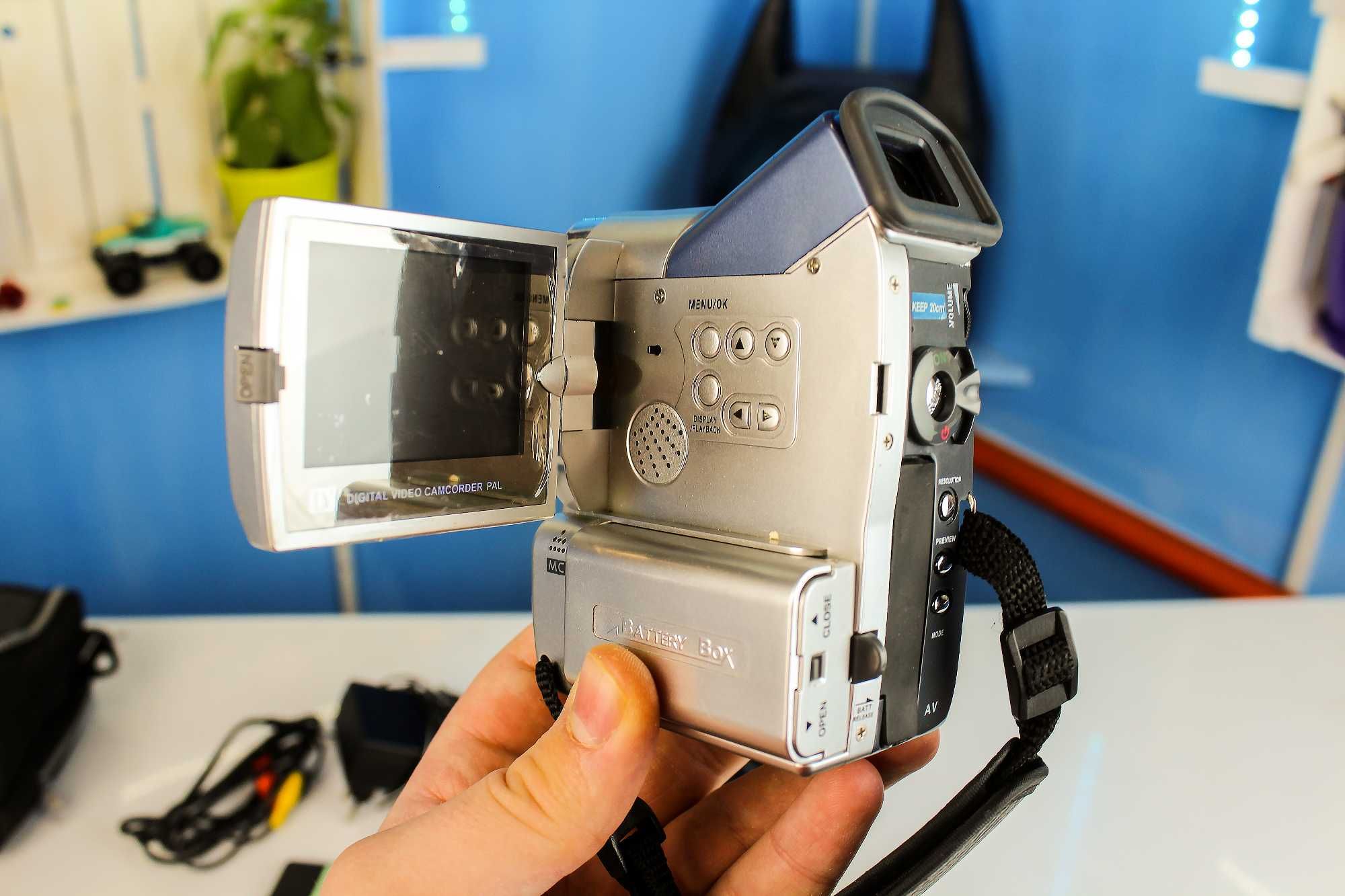 Digital camera (DV) 8.9MM/F2.8 (1600*1200 разрешение)