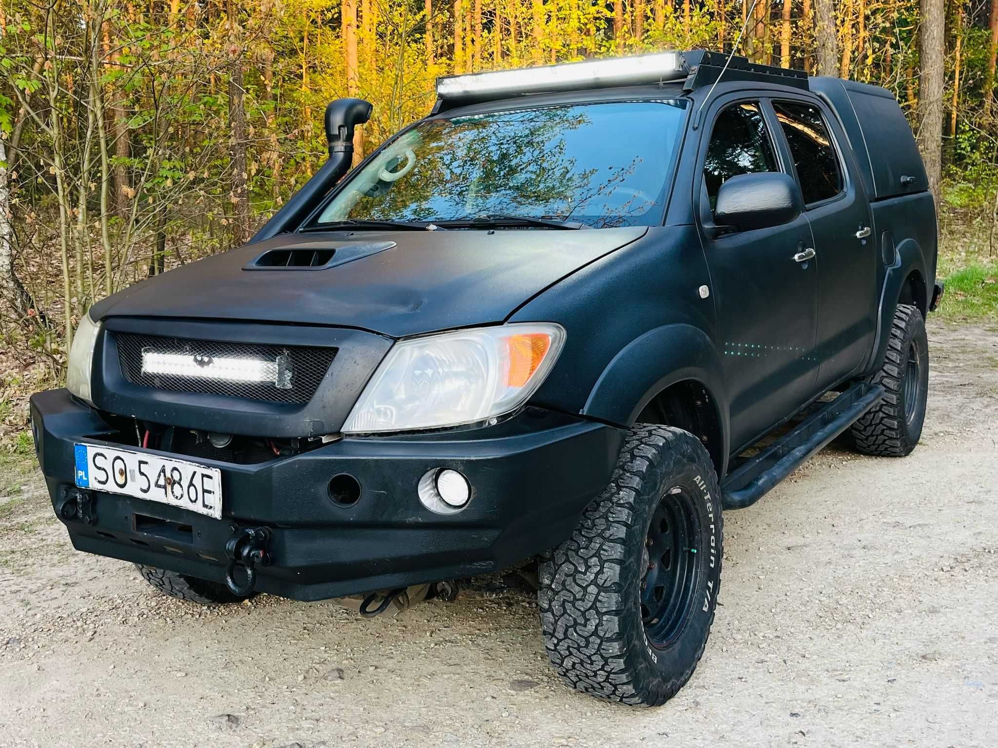 Wynajem Toyota Hilux pickup offroad - auto do zadań specjalnych.