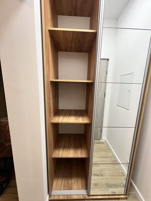 Szafa przesuwna z lustrem