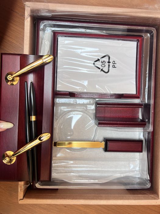 Настільний набір з червоного дерева (НОВИЙ)