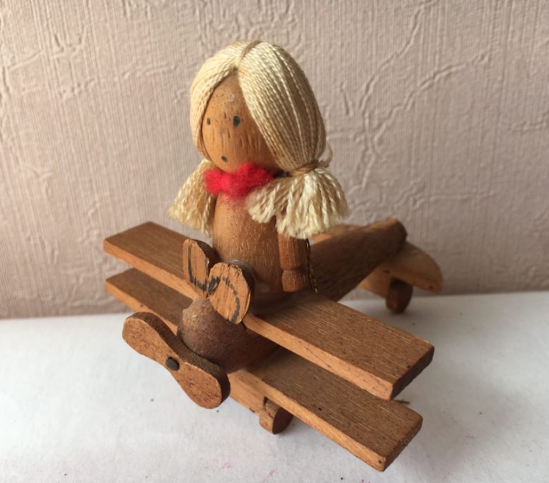 игрушка девочка дерево куколка на самолете