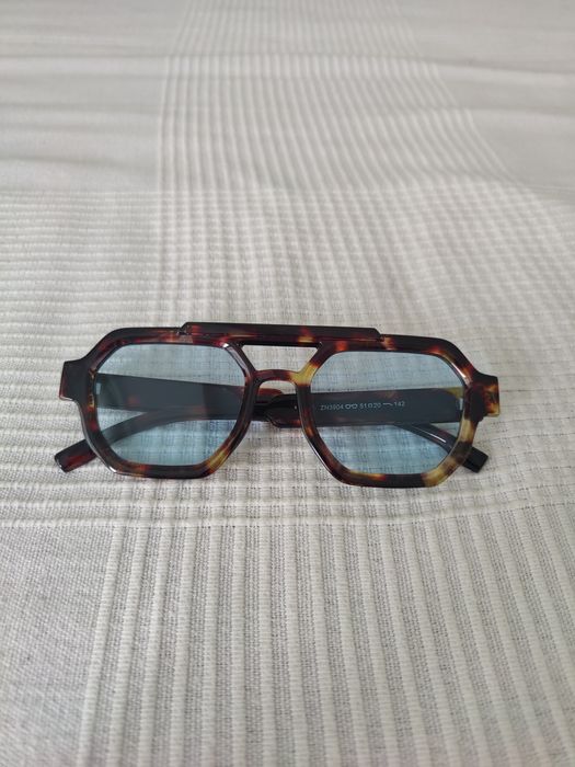 Óculos com lentes azuis claras