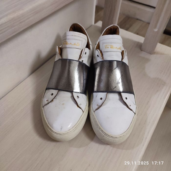 Кросівки 37 р на вузьку ногу