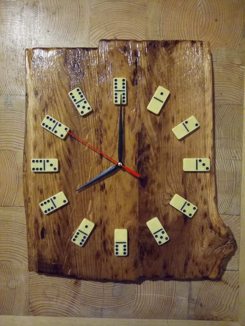 Часы деревянные.