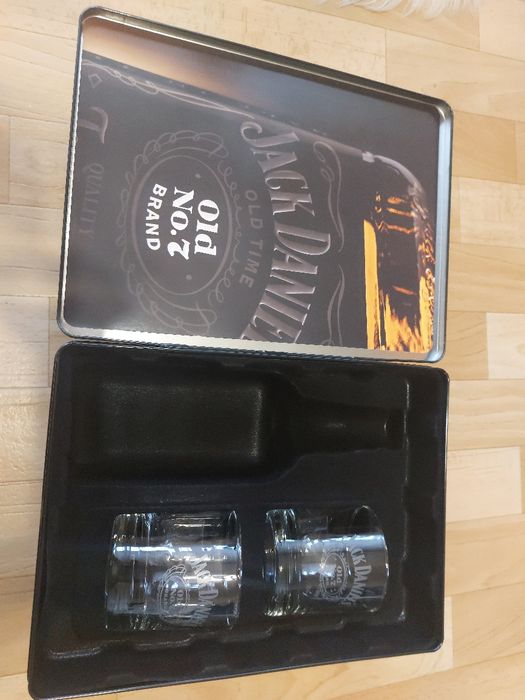 Jack Daniel's Metalowe pudełko prezentowe 0,7 plus dwie szknki