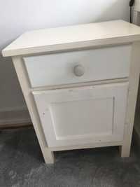 Mesa de cabeceira com gaveta e porta madeira maciça branca