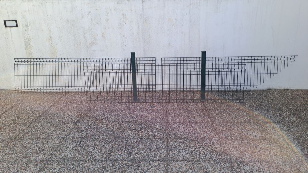 Painel metálico verde + 2 postes quadrados