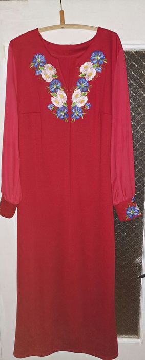 Червона сукня з вишивкою, індивідуальний пошив