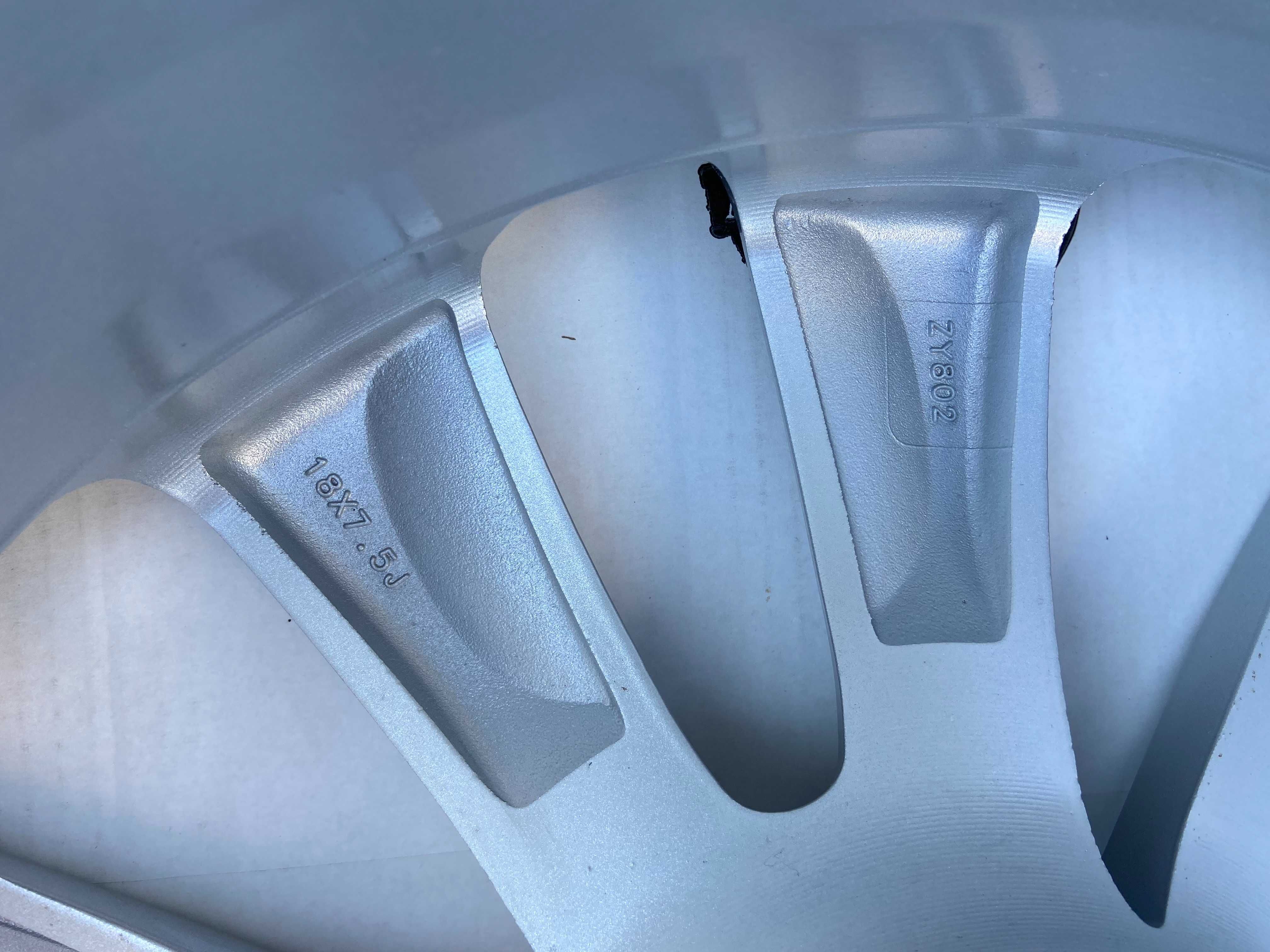 Felga aluminiowa 18x7.5 5x114.3 ET48 73.1 ZY802