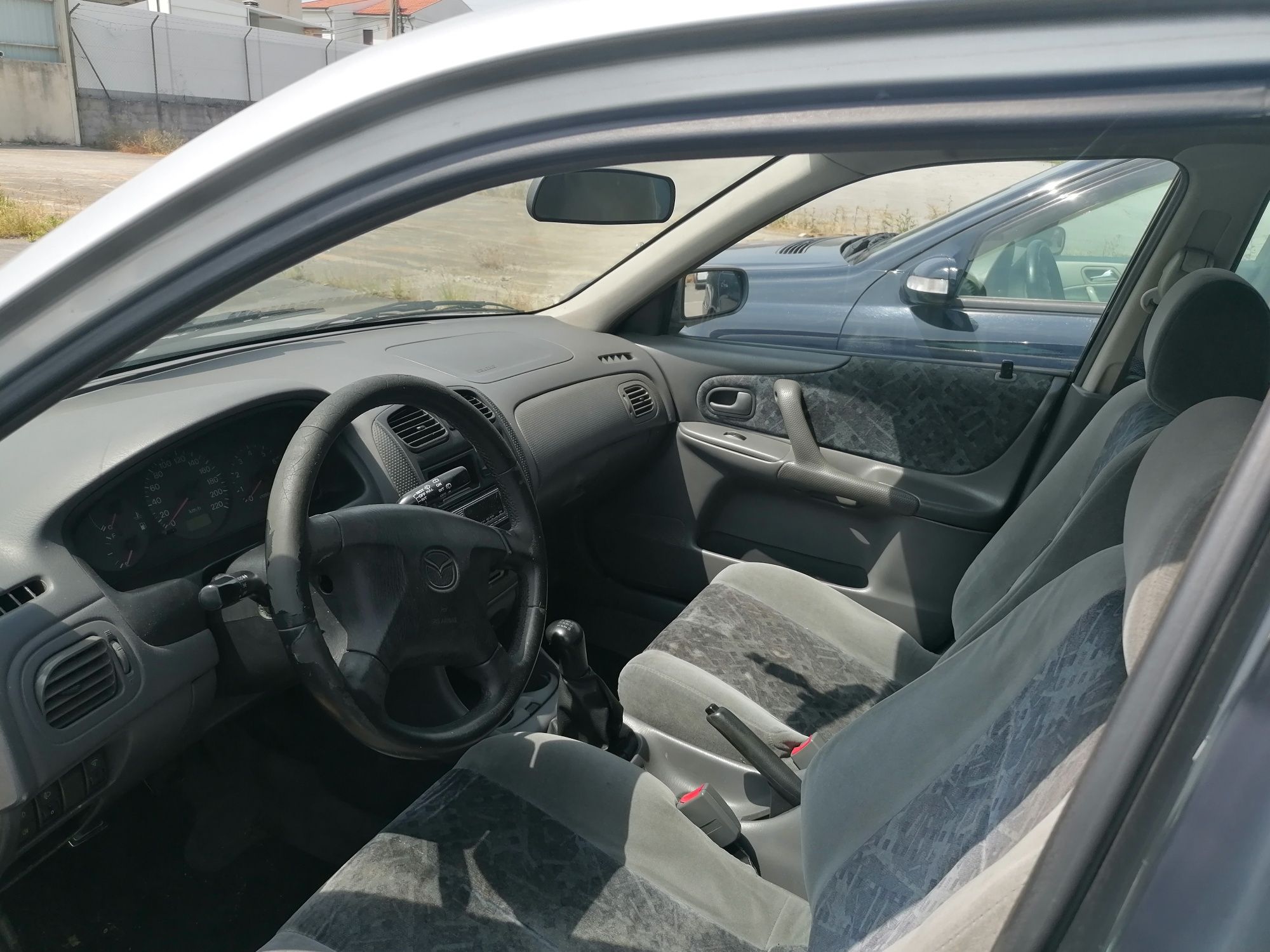 Mazda com motor partido